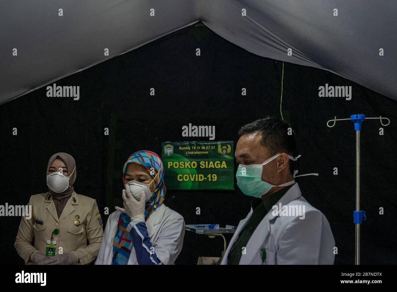 März 2020, Lhokseumawe, Aceh, Indonesien: Gesundheitsarbeiter, die Gesichtsmasken tragen, befanden sich in Krankenhauszelten, die auf einen möglichen Ausbruch des COVID-19-Coronavirus in Lhokseumawe, Aceh vorbereitet waren. Am Dienstag kündigte die indonesische Regierung eine Erhöhung der positiven Fälle des COVID-19-Coronavirus auf 172 Menschen an und bestätigt, dass 5 Menschen gestorben waren, und 9 sich erholt hatten. (Bild: © Zikri Maulana/ZUMA Draht) Stockfoto