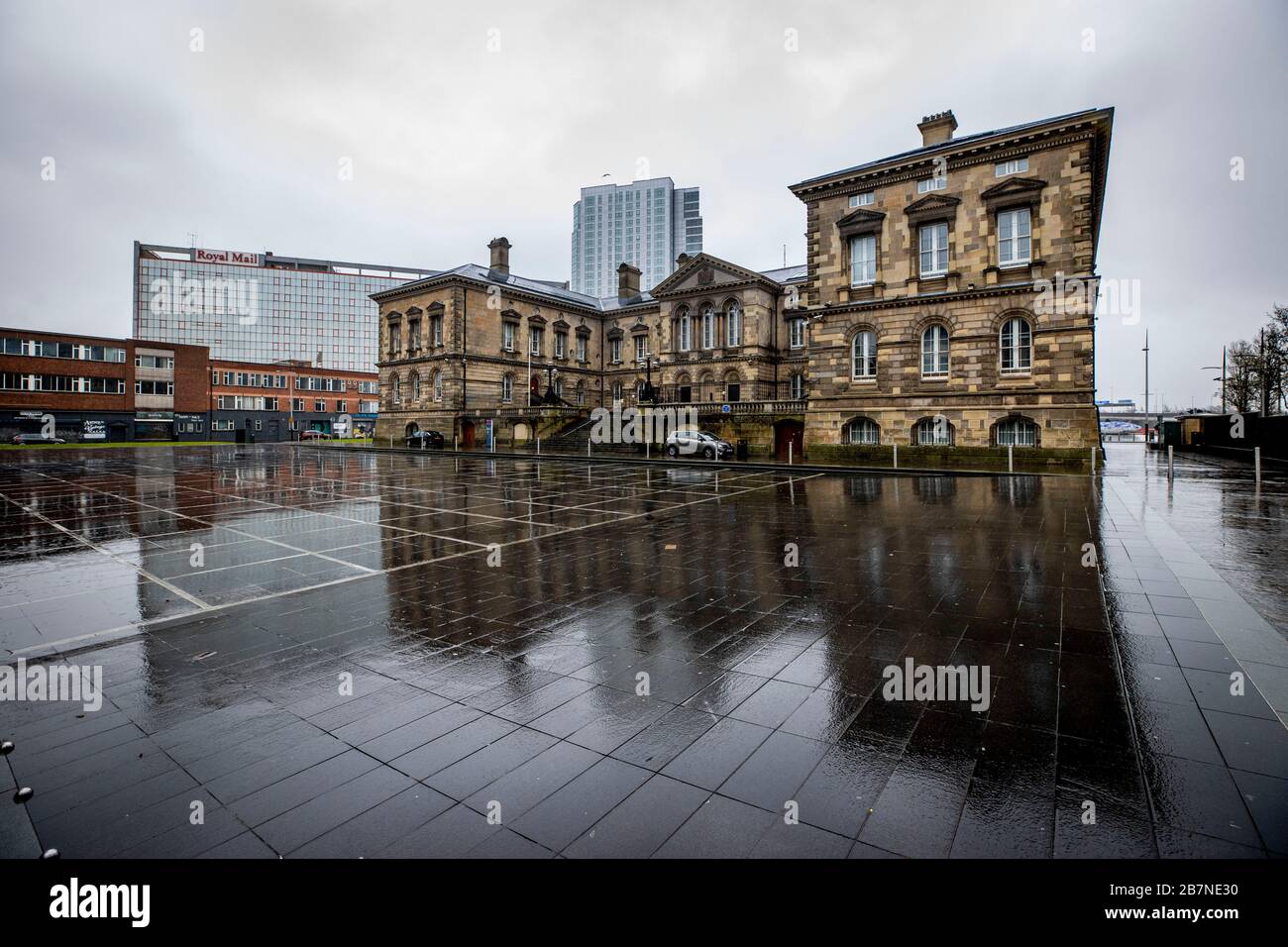 Ein leerer Custom House Square in Belfast, auf dem Tausende von Enthüllern an früheren St. Patrick's Days zu sehen sind. Aufgrund von Coronavirus hat der Stadtrat von Belfast die Feierlichkeiten zur Sicherheit der Allgemeinheit abgesagt. Stockfoto