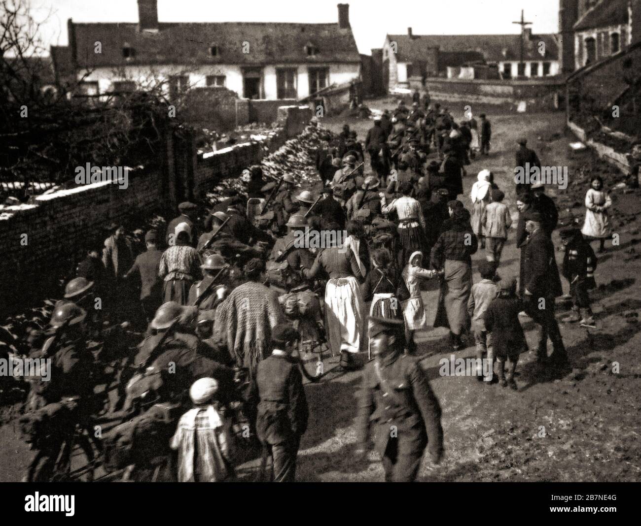 Nach der Verlegung des Bundesheeres in die Hindenburg-Linie werden die britischen Radfahrer-Truppen von den verbliebenen Bewohnern von Vraignes-en-Vermandois, einem Dorf im Département Somme in Hauts-de-France in Nordfrankreich, begrüßt. Anfang 1917. Stockfoto