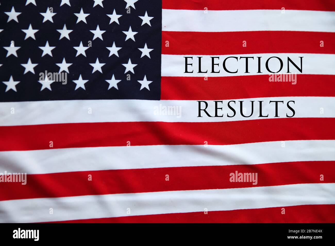 Politische Worte auf einer amerikanischen Flagge Stockfoto