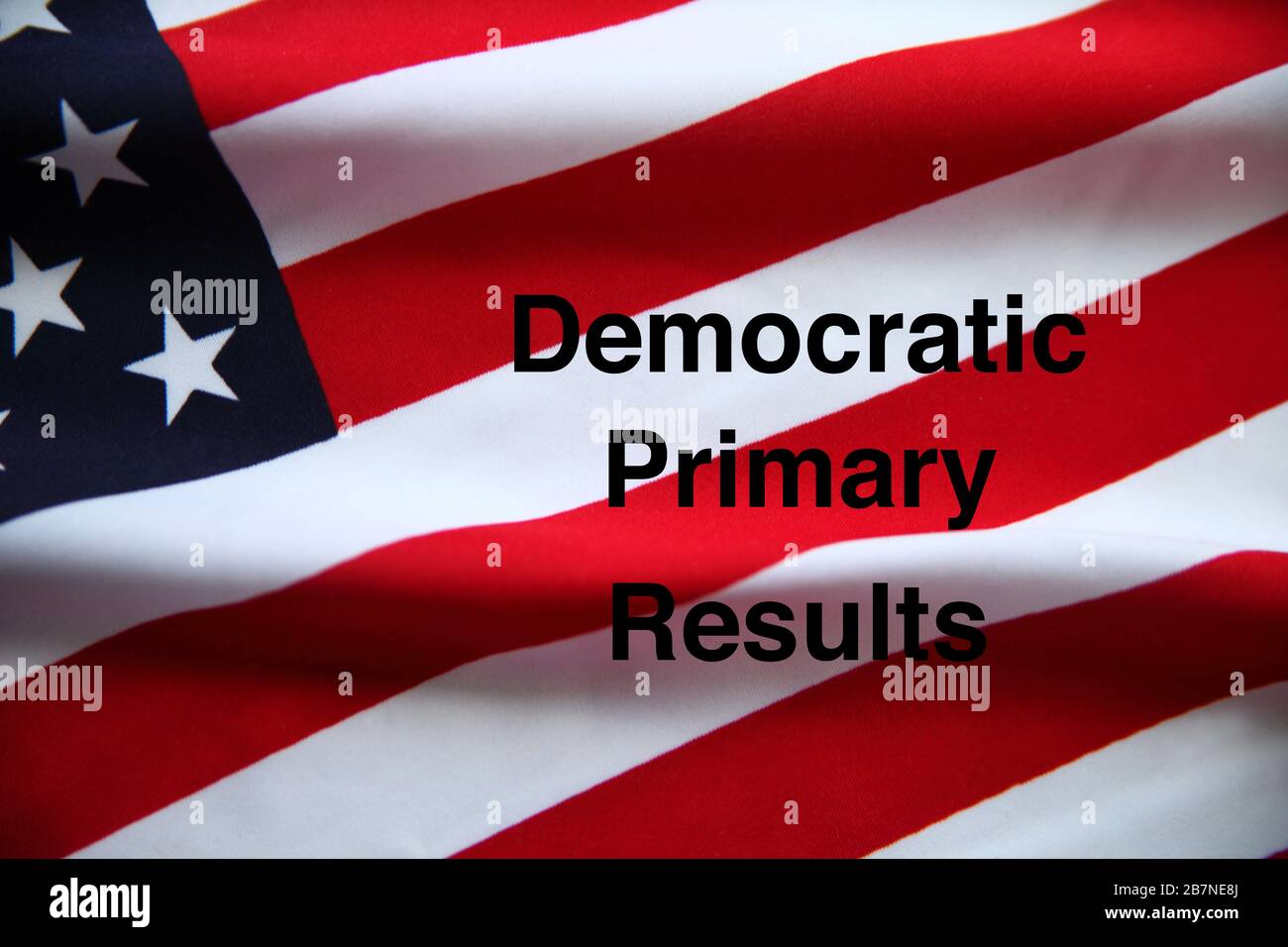 Amerikanische Flagge mit demokratischen Vorergebnissen in Fettdruck Stockfoto