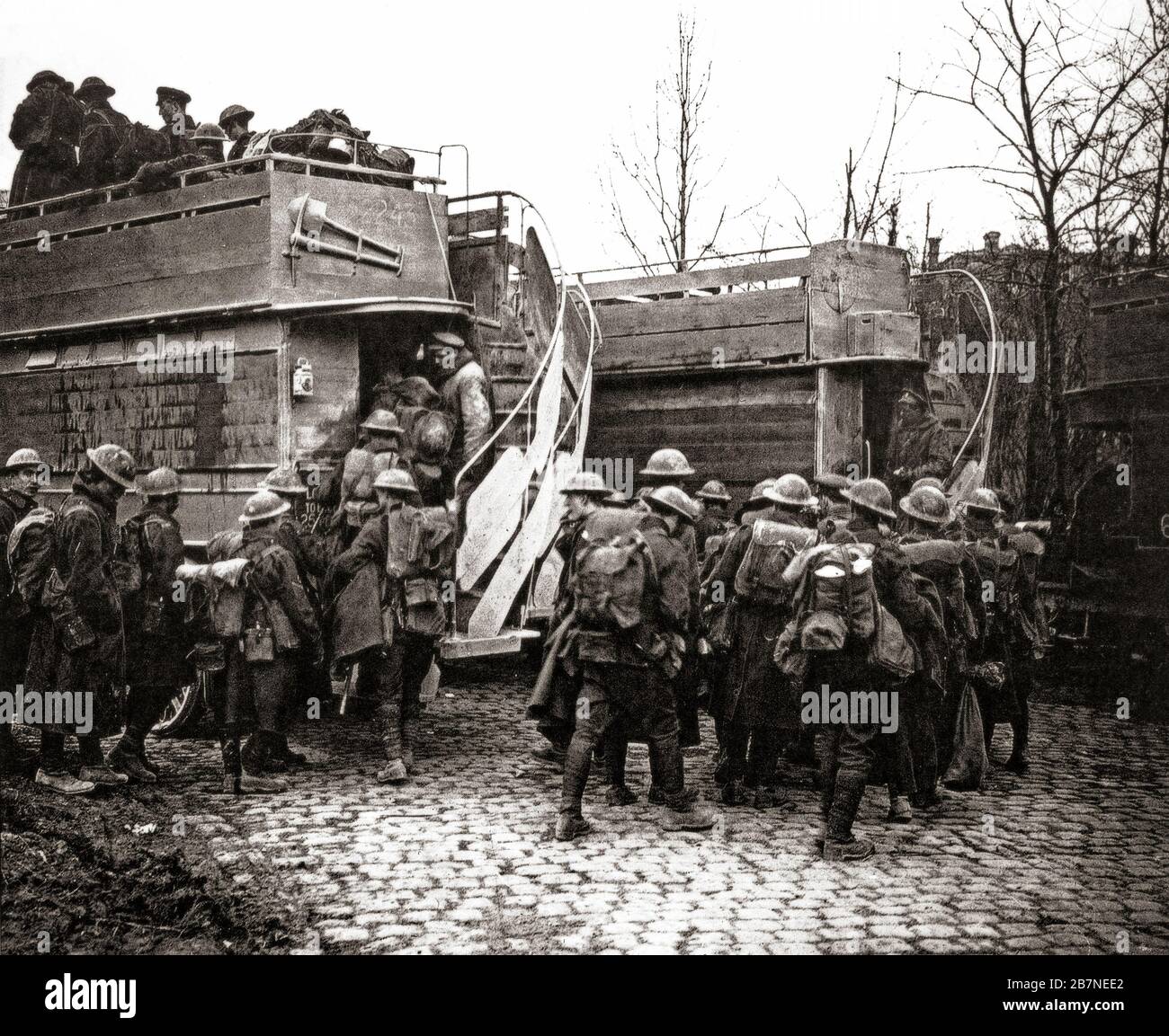 Die britischen Truppen, die in das Internat einrückten, wandelten Londoner Busse in Arras, der Hauptstadt des Departements Pas-de-Calais, auf dem Weg zur Ruhe und Entspannung um. An der Westfront wurden im ersten Weltkrieg etwa 1.000 Busse zum Truppentransport eingesetzt. Stockfoto