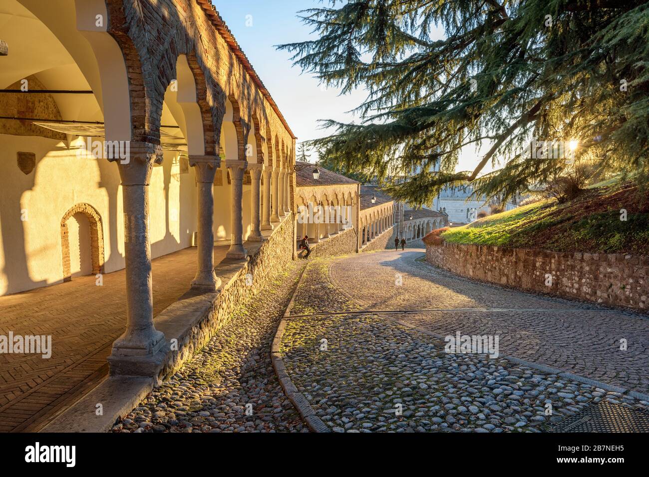 Kolonnade und alter Pfad in der Burg von Udine bei Sonnenuntergang. Schöne italienische Architektur. Friaul Julisch Venetien, Italien. Stockfoto