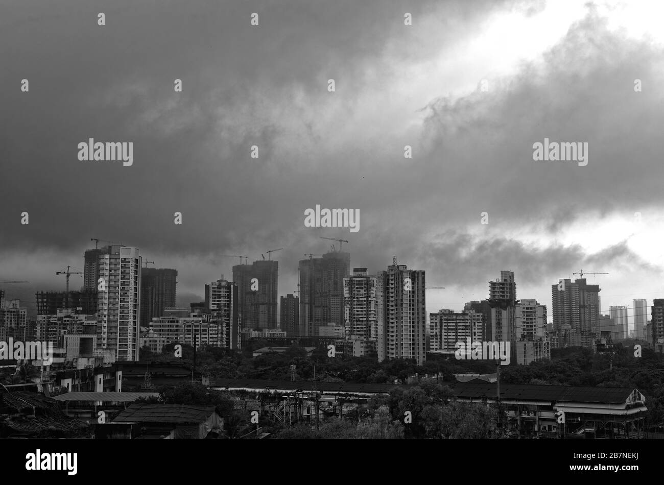 Skyline von Mumbai mit Wolken, Maharashtra, Indien. Stockfoto