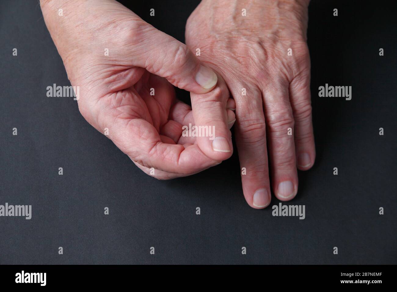 Fingergelenk Soreness auf der Hand eines älteren Mannes mit Kopierraum Stockfoto