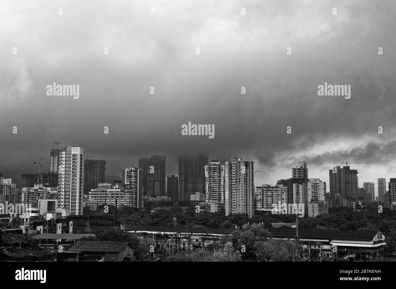 Skyline von Mumbai mit Wolken, Maharashtra, Indien. Stockfoto