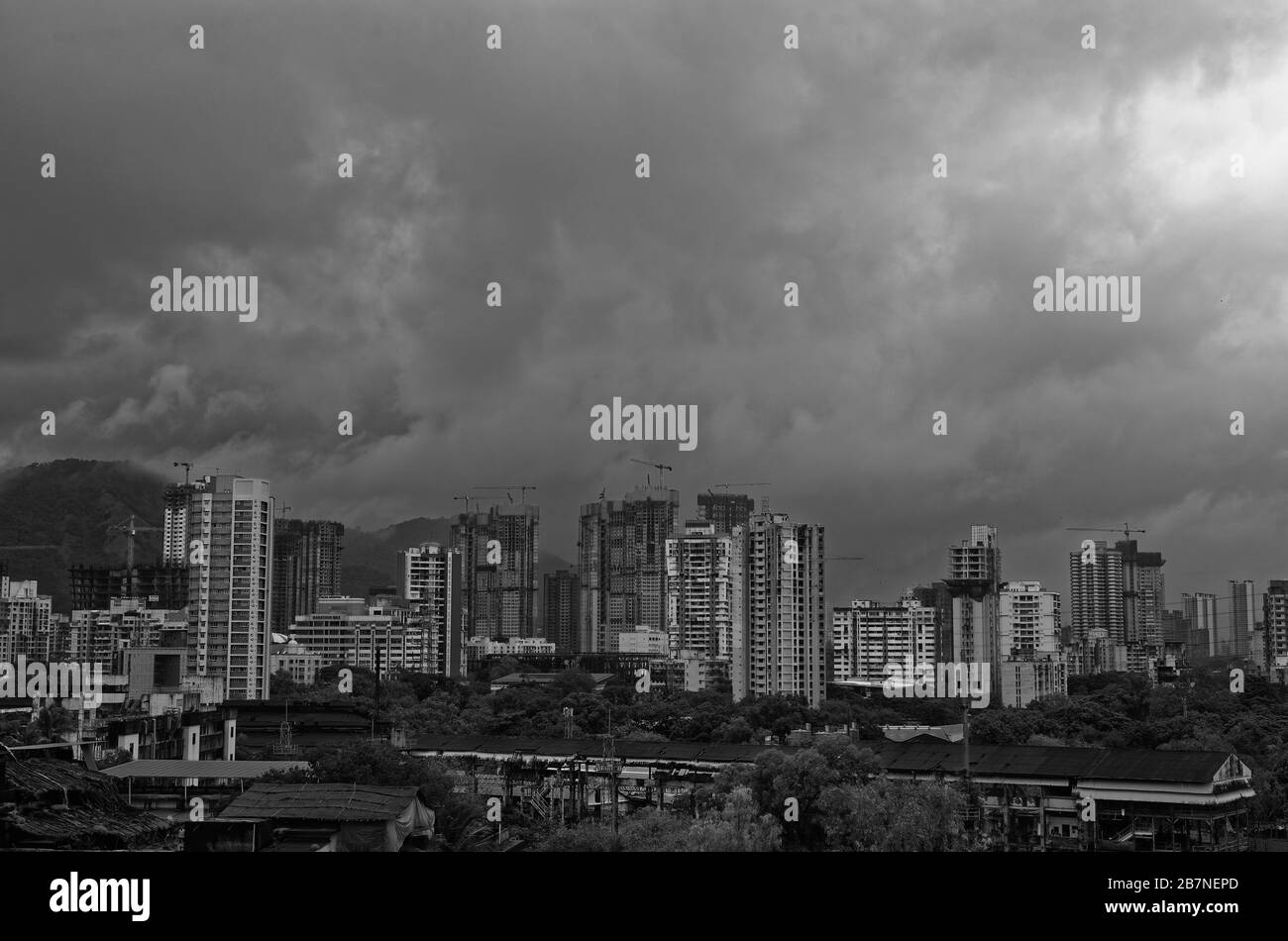 Skyline von Mumbai mit Wolken, Maharashtra, Indien. Stockfoto