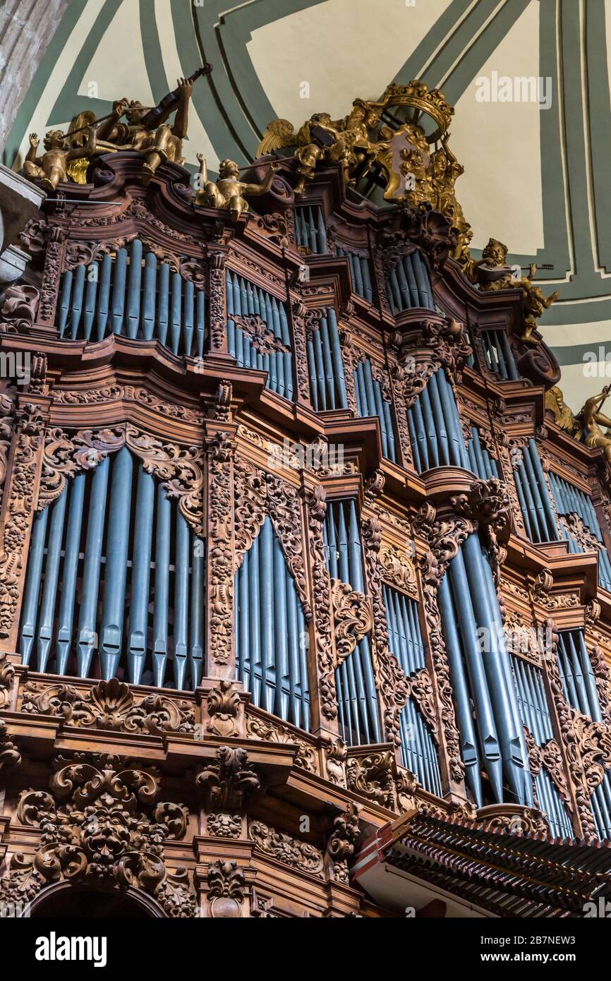 Eine von zwei Pfeifenorgeln in der Metropolitan Cathedral von Mexiko-Stadt, Mexiko. Sie stammen aus dem Jahr 1736 und sind die größten Orgeln aus dem 18. Jahrhundert in der Amer Stockfoto