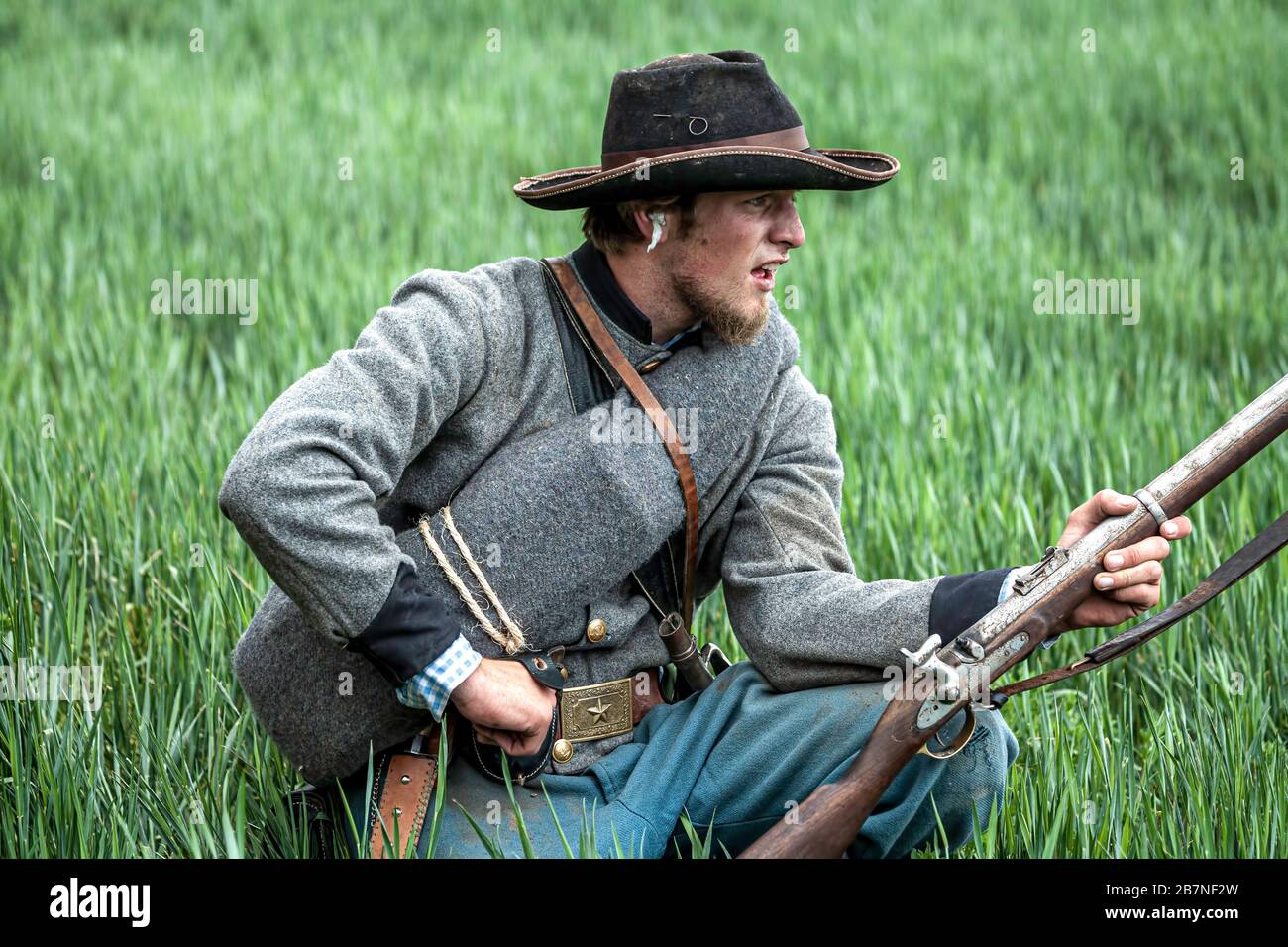 Soldat der konfeutrierten Armee mit Pistole, Reenactment des Bürgerkrieges, Rancho de las Golondrinas Living History Museum, Santa Fe, New Mexico USA Stockfoto