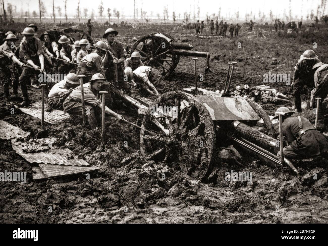 Während der dritten Schlacht von Ypern alias der Schlacht von Passchendaele, einer Kampagne des ersten Weltkriegs, schleppten die Artillerie-Männer eine 19-pounder-Feldpistole aus dem Schlamm. Das fand von Juli bis November 1917 an der Westfront zur Kontrolle der Grate südlich und östlich der belgischen Stadt Ypern in Westflandern statt. Stockfoto