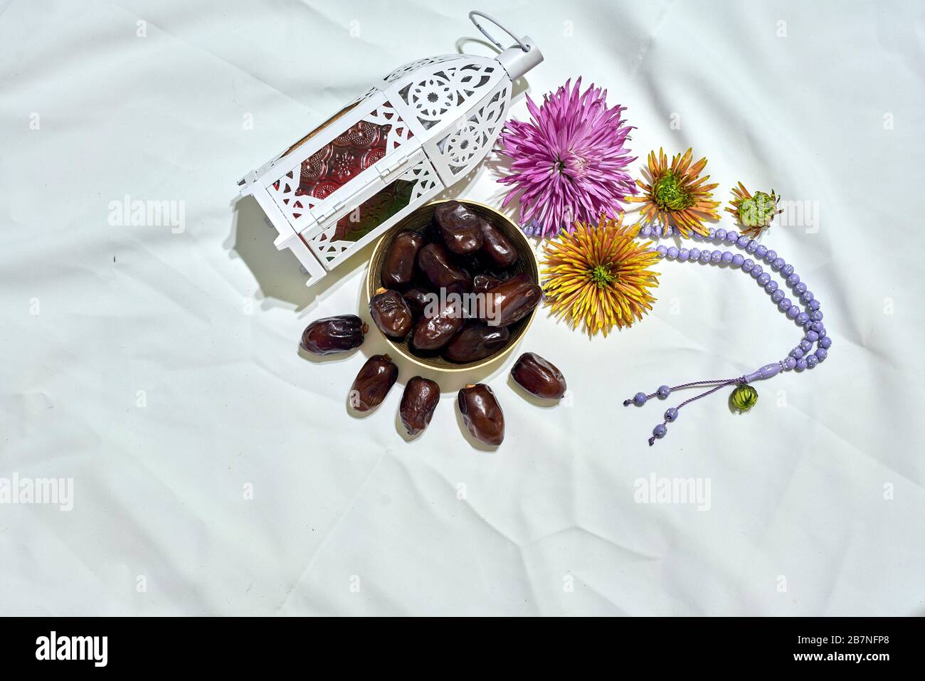 Ramadan Kareem Hintergrund Islamische Religiose Elemente Ladeten Auf Hellem Holz Feier Der Iftar Party Traditionelles Essen Fur Ramadan Iftar Blumen Und E Stockfotografie Alamy
