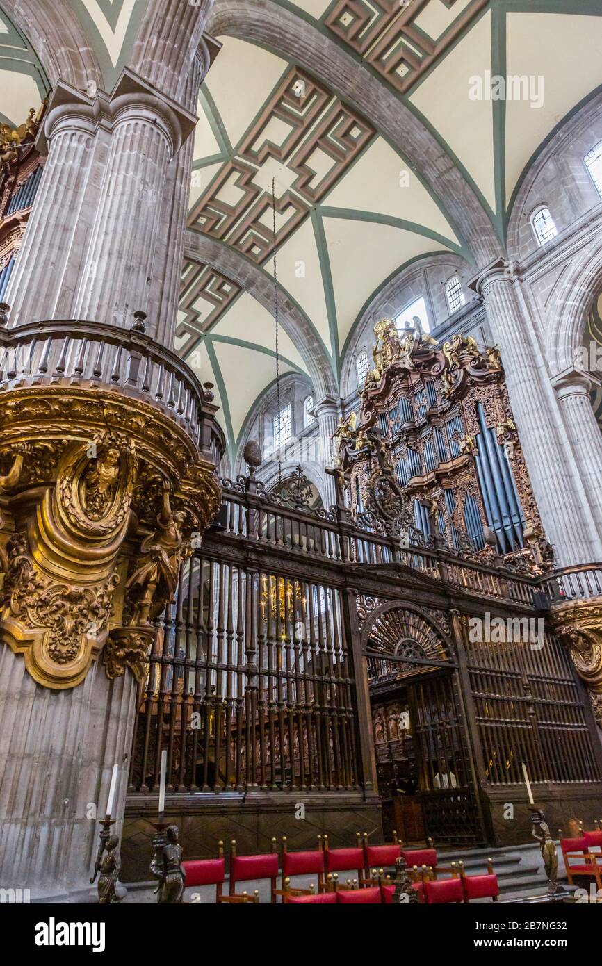 Eine von zwei Pfeifenorgeln in der Metropolitan Cathedral von Mexiko-Stadt, Mexiko. Sie stammen aus dem Jahr 1736 und sind die größten Orgeln aus dem 18. Jahrhundert in der Amer Stockfoto