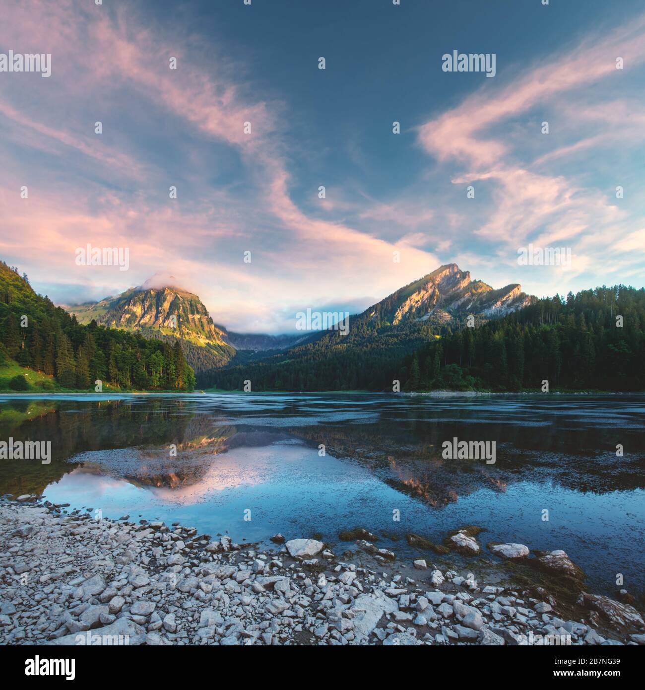 Ruhiger Sommerblick auf den Obersee in den Schweizer Alpen. Sonnenaufgang Himmel und Berge Reflexionen in klarem Wasser. Nafels Dorf, Schweiz. Landschaftsfotografie Stockfoto