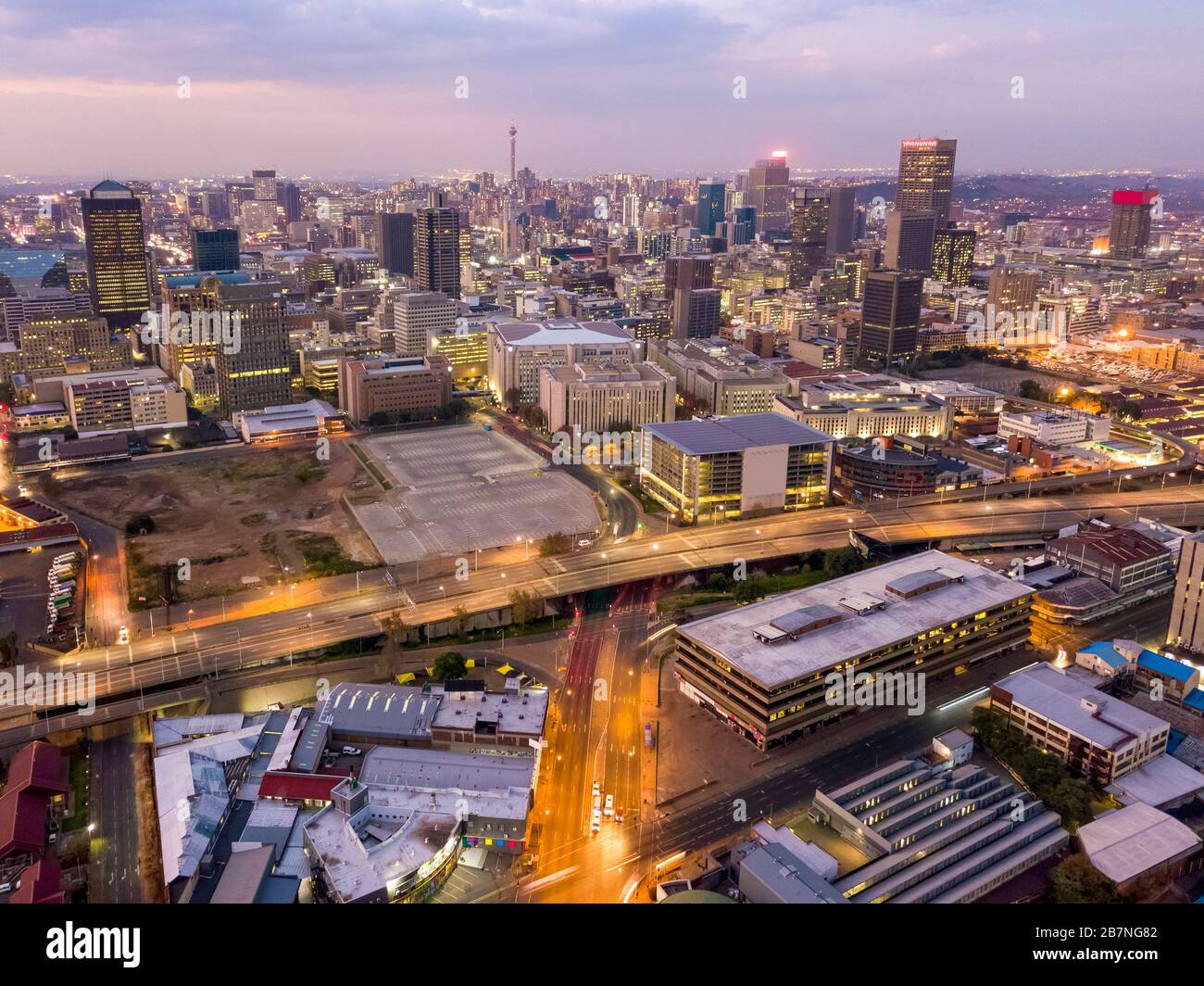 Luftaufnahme der Innenstadt von Johannesburg, beleuchtet durch Autoverkehr, Südafrika Stockfoto