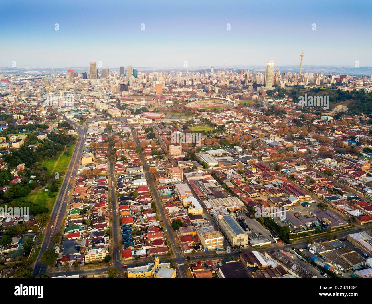 Luftaufnahme der Innenstadt von Johannesburg, beleuchtet durch Autoverkehr, Südafrika Stockfoto