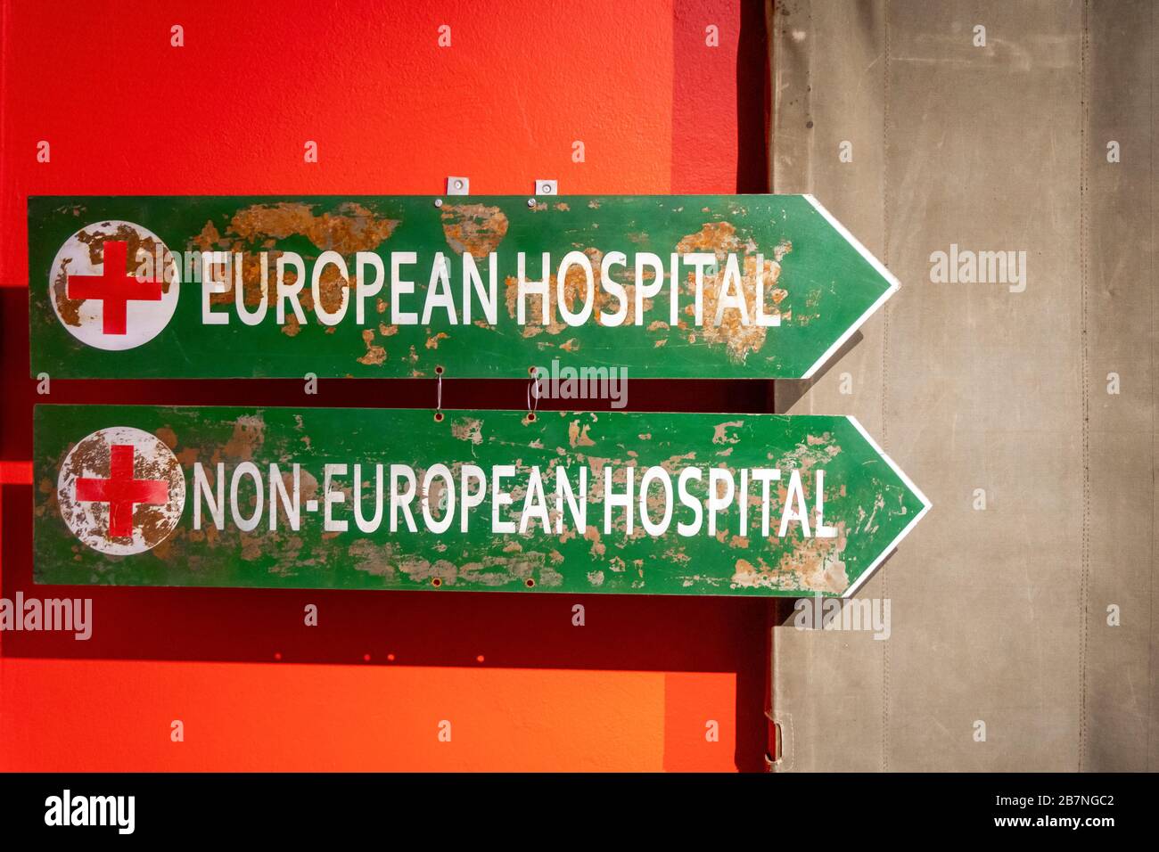 Zwei Schilder, die auf das Europäische Krankenhaus und das außereuropäische Krankenhaus aus der Apartheid-Zeit in Südafrika hinweisen Stockfoto