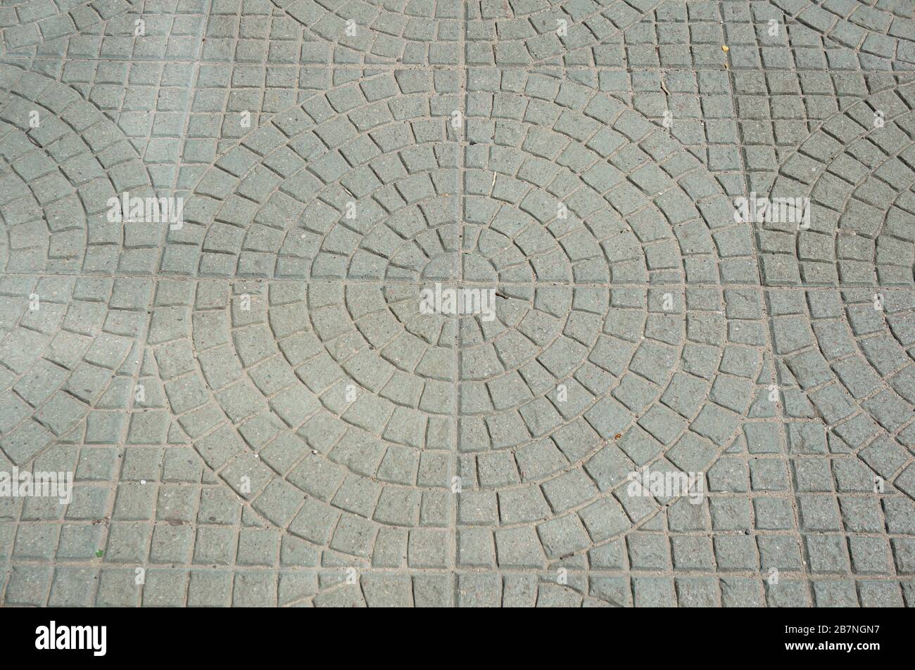 Betonoberfläche mit Kreisen aus Steinblöcken Stockfoto