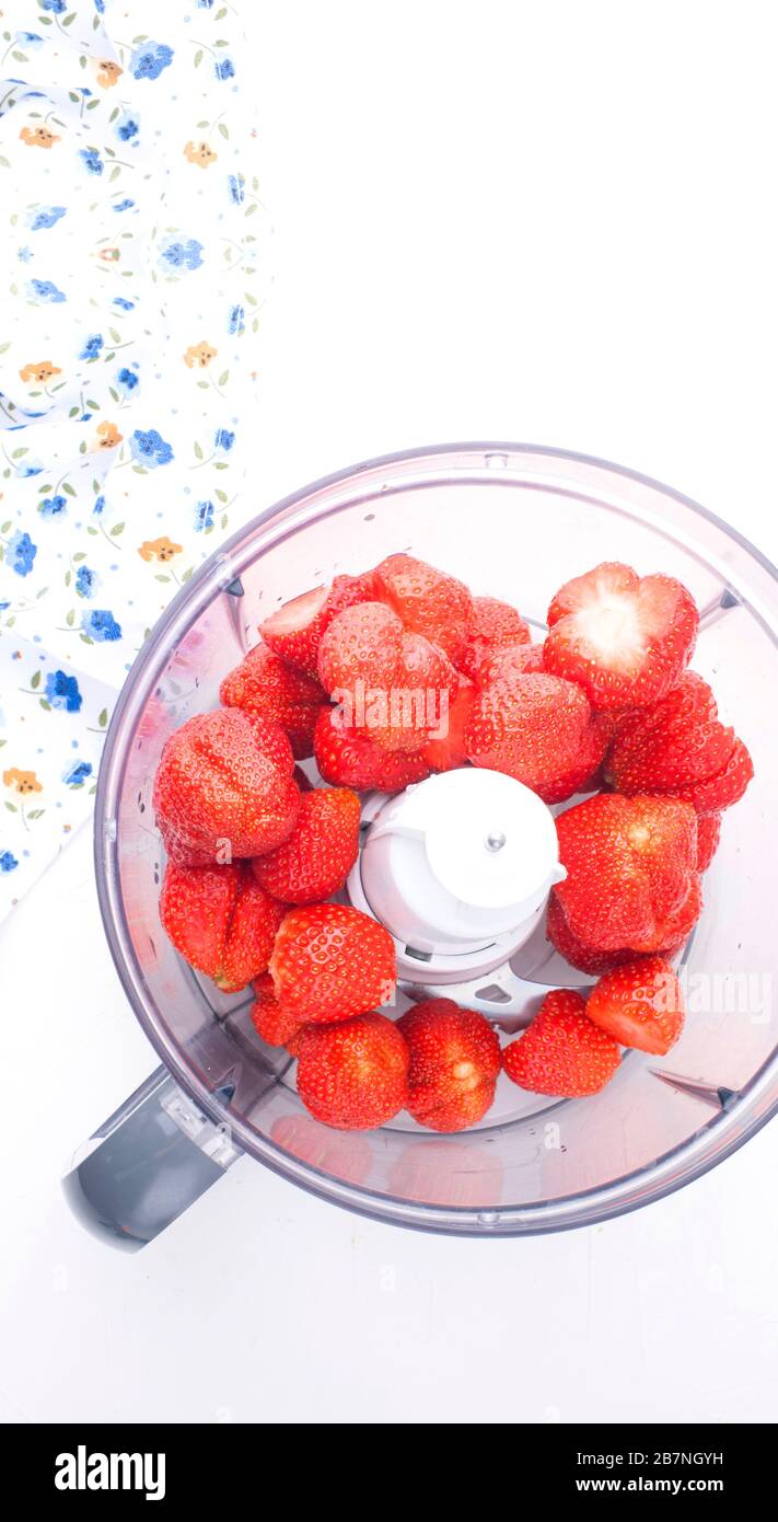 Erdbeeren in einem Mixer. Einen Cocktail machen. Gesunde Ernährung, Beeren. Banner. Langformat. Kopierbereich Stockfoto