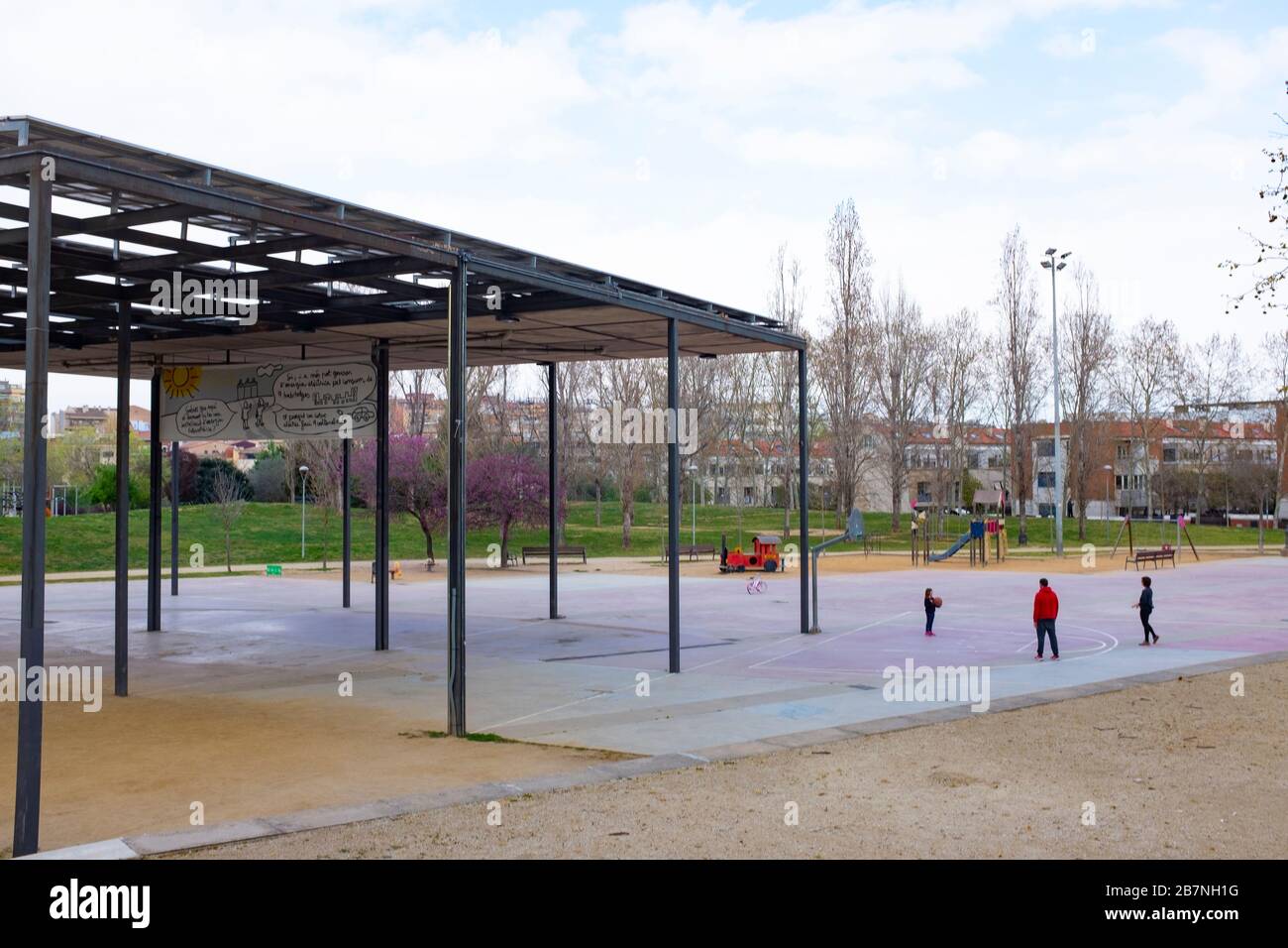 Eine Familie spielt Basketball in einem leeren Parc Barnils. Emtpy Straßen in Sant Cugat del Valles, einer Stadt mit rund 90.000 Menschen außerhalb Barcelonas, am Tag Stockfoto