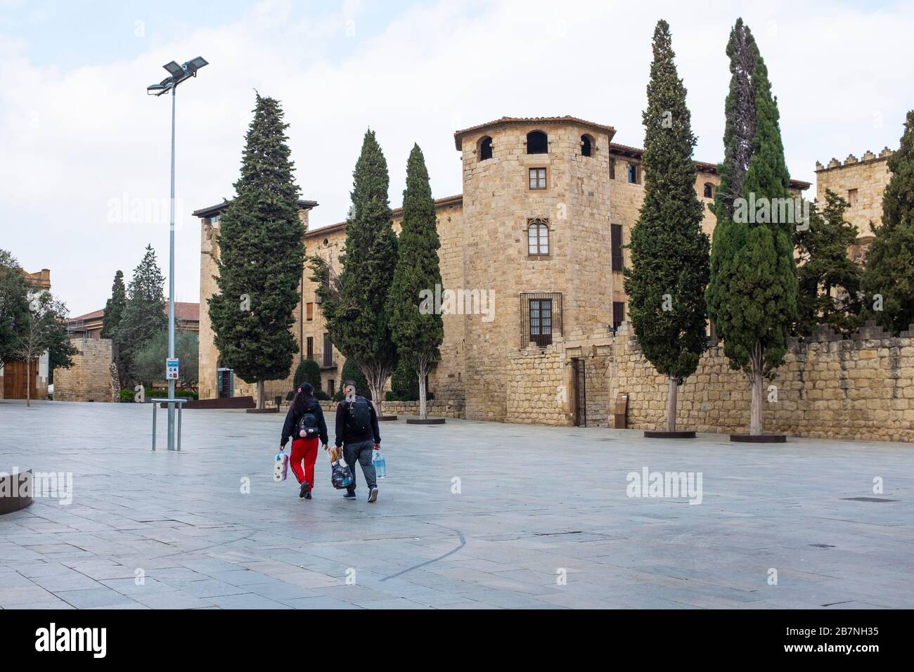 Ein Paar bummeln sich am Tag bef durch die normalerweise belebten Straßen von Sant Cugat del Valles, einer Stadt mit etwa 90.000 Menschen außerhalb Barcelonas Stockfoto