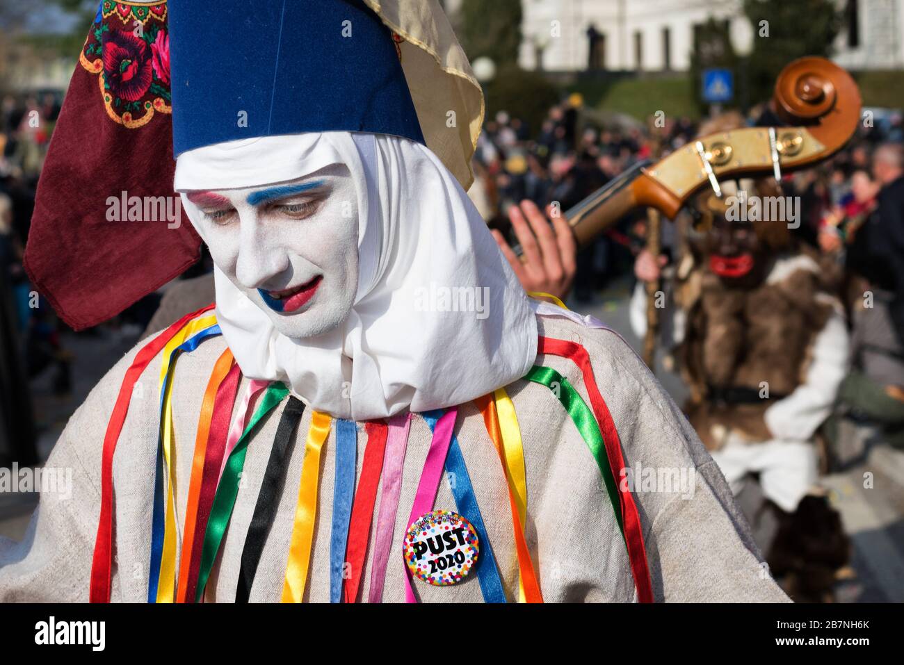 Mann in Karnevalskostüm beim Karnevalszug Pust. Typisches Kostüm aus Canale d'Agordo, Belluno. San Pietro al Natisone, Udine, Italien. Stockfoto