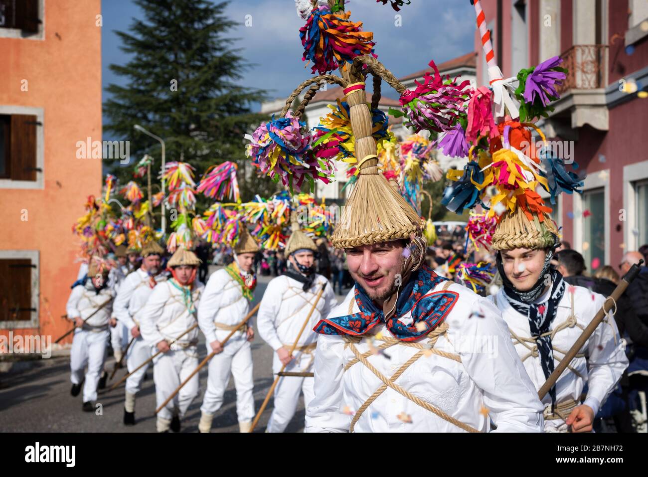 Männer in Karnevalskostüm während des Karnevalsumzugs Pust. Diese Gruppe heißt Blumarji oder Blùmari aus Montefosca, Region Friuli Julisch Venetien Italien Stockfoto