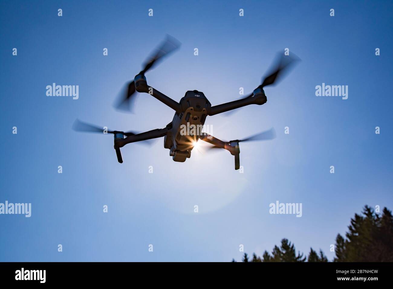 DJI Drone Mavic 2 Pro, der gegen den blauen Himmel fliegt Stockfoto