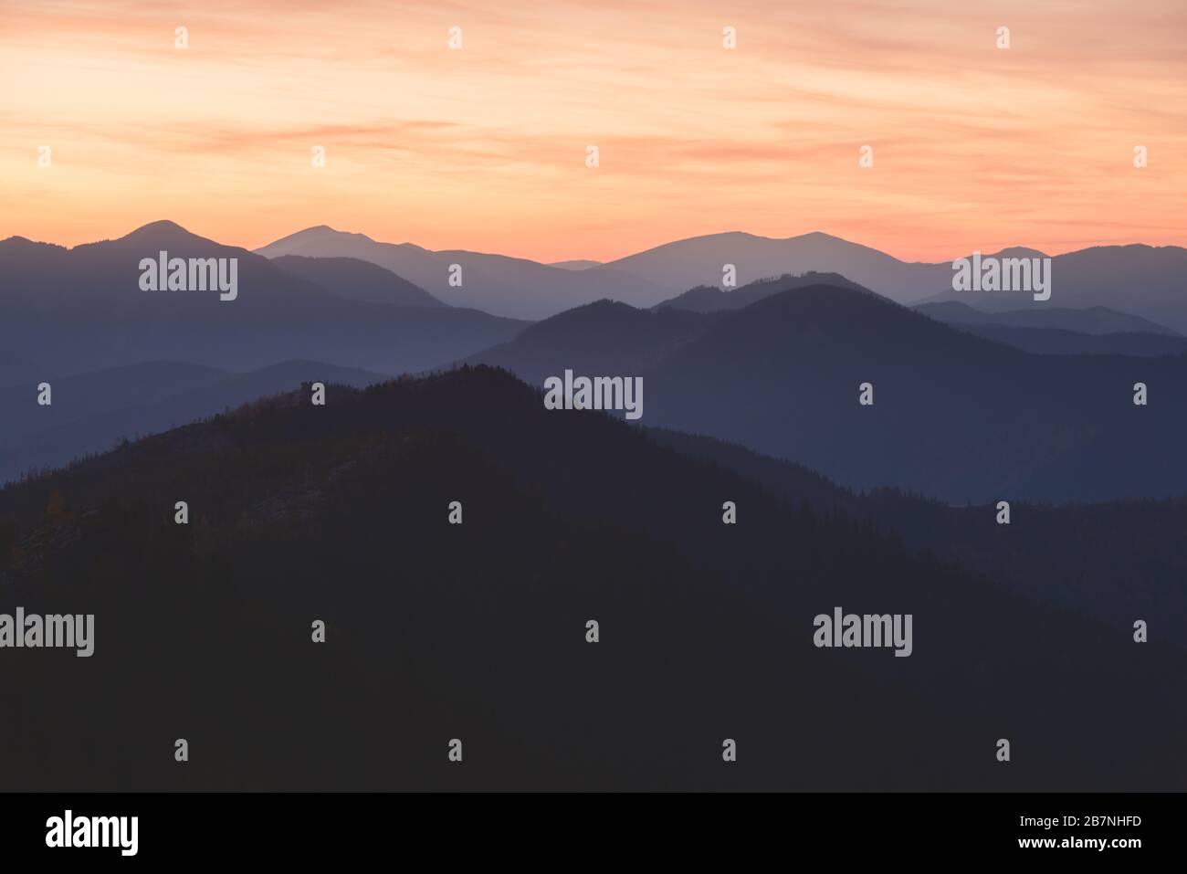 Schöne blaue Berge in Karpaten, Ukraine. Landschaftsfotografie Stockfoto