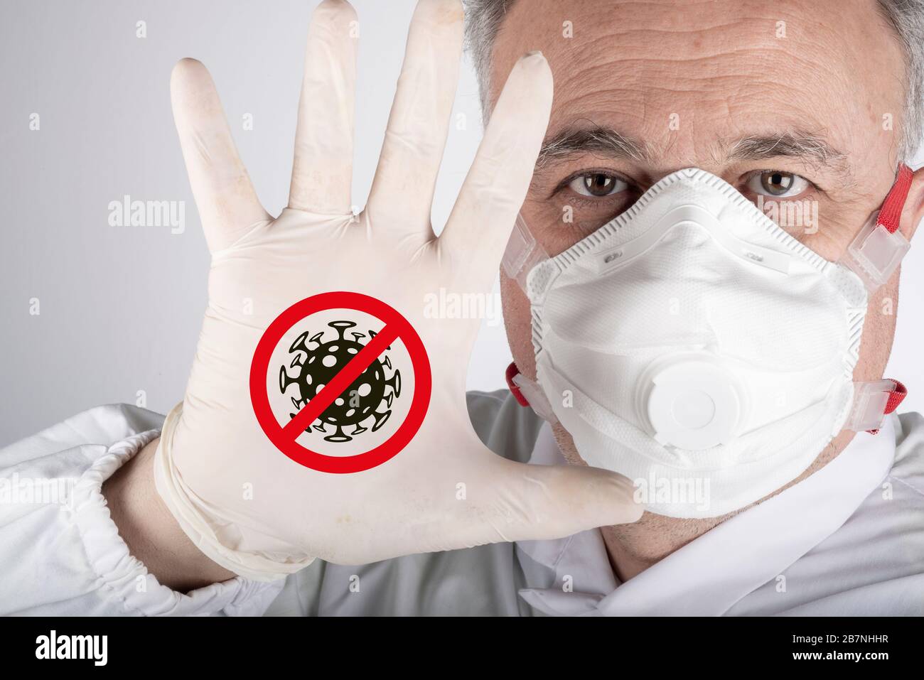 Coronavirus, Covid-19-Konzept. Arzt mit Schutzmaske zeigt Hand für den Ausbruch des Anhalten des Corona-Virus (2019-nCoV). Stockfoto