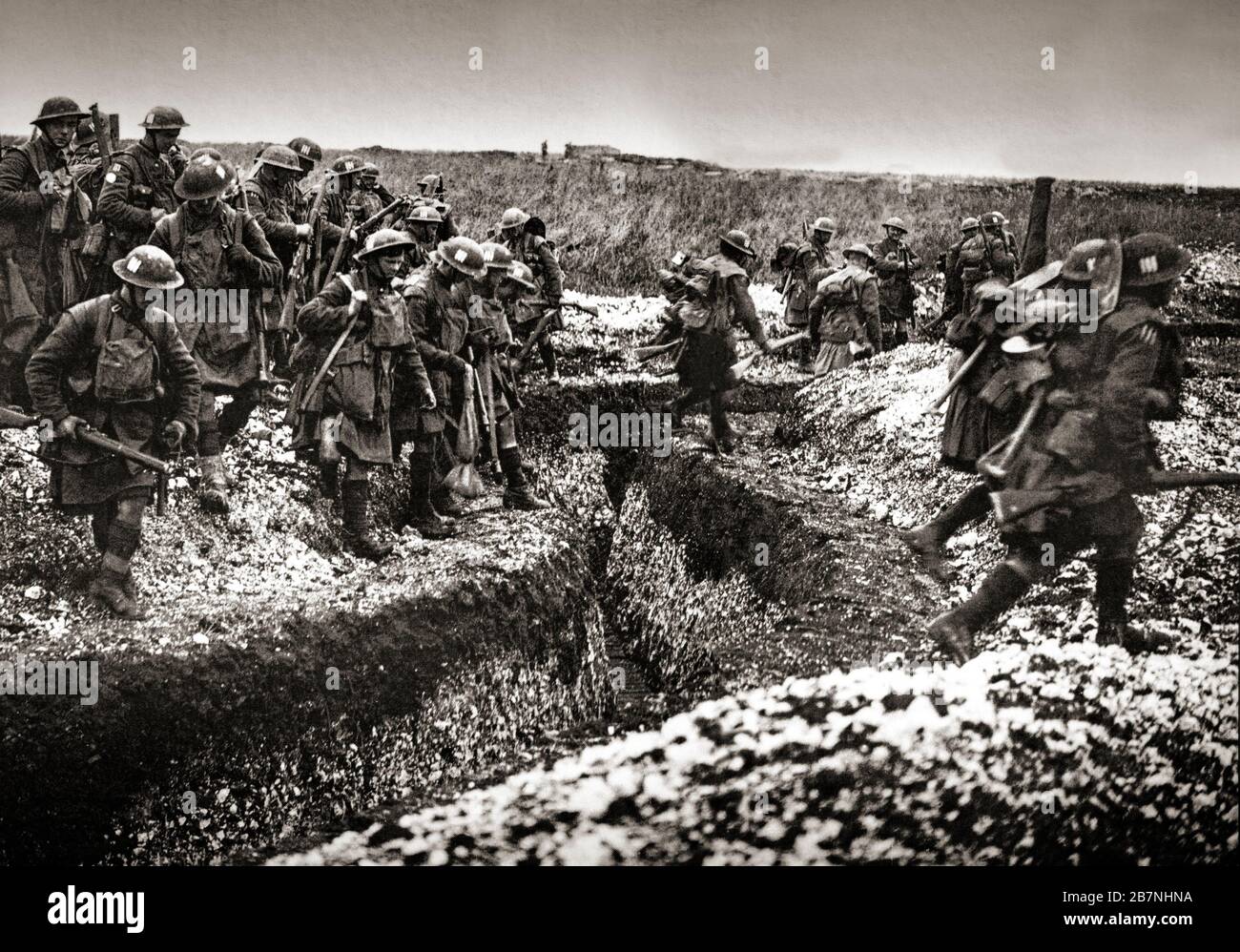 Kilted Soldaten der Gordon Highlanders, die am ersten Tag der Schlacht von Cambrai, 1917, einen Graben überquerten. Cambrai, im Norden des Departements Nord, war ein wichtiger Versorgungspunkt für die deutsche Hindenburg-Linie und die Einnahme der Stadt und des nahen Bourlon-Höhenzugs würde das Heck der deutschen Linie nach Norden bedrohen. Stockfoto