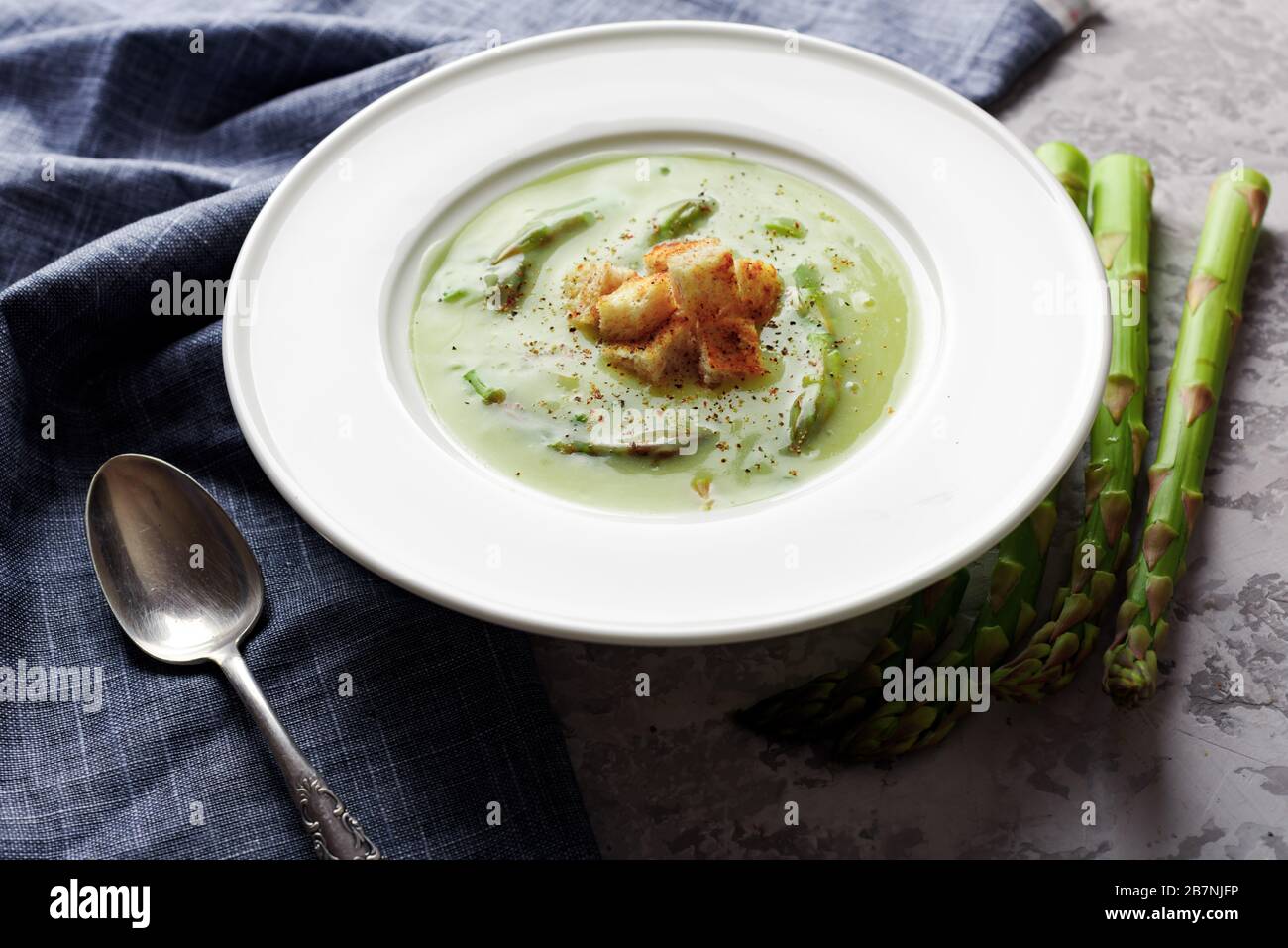 Spargel Suppe in Weiß Schüssel Nahaufnahme. Essen Fotografie Stockfoto