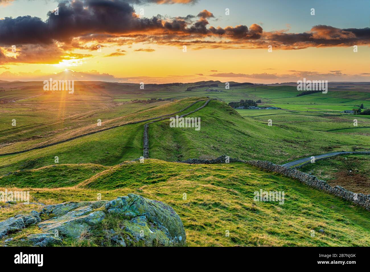 Sonnenuntergang über CAW GAP an der Hadrians Wall in der Nähe von Haltwhistle in Northumberland Stockfoto