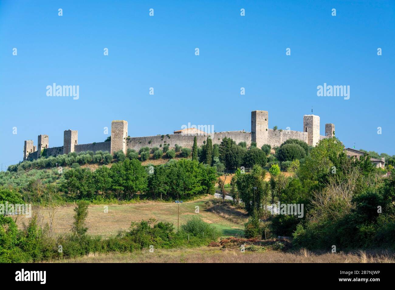 Monteriggioni ist eine mittelalterlichen ummauerten Stadt, die sich auf einem natürlichen Hügel befindet, der von den Sienesen 1214-19 als Frontlinie in ihren Kriegen gegen Florenz erbaut wurde. Stockfoto