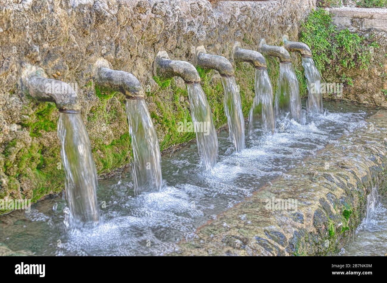 Springbrunnen mit sieben Zapfhähnen. Stark herabfallendes Wasser. Natürliche und frische Farbe. Stockfoto