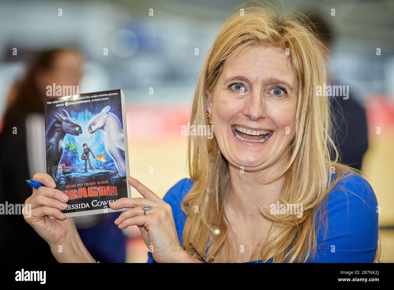 Weltbuchtag für Manchester Schulen im National Cycle Center AUF der Bühne DARGESTELLT Cressida Cowell Stockfoto