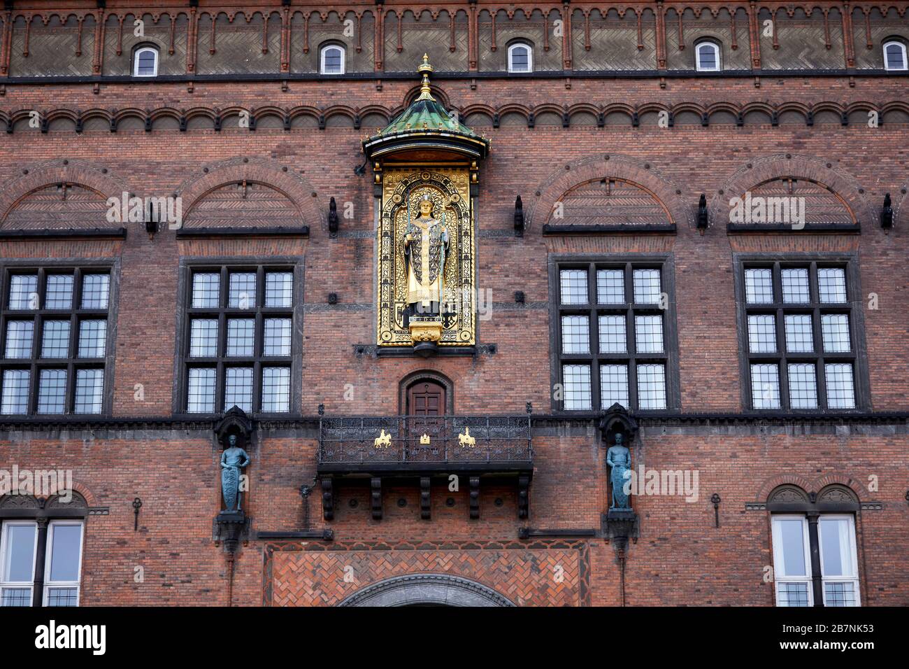 Kopenhagen, die Hauptstadt Dänemarks, das Rathaus von Kopenhagen, entworfen vom Architekten Martin Nyrop im nationalen romantischen Stil, Absalon-Reliefstil Stockfoto
