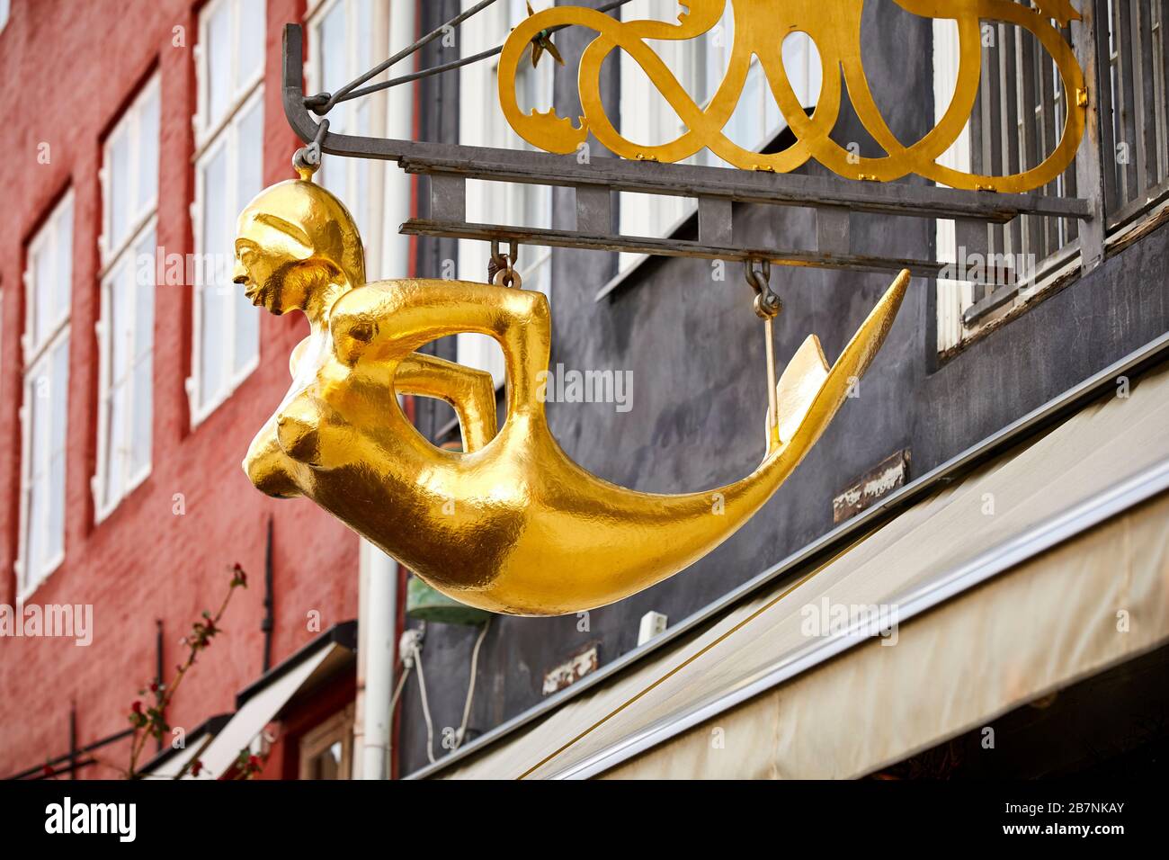 Kopenhagen, Dänemarks Hauptstadt, Nyhavn Historisches Havfruen Restaurant Gold Meerjungfrau hängendes Schild Stockfoto