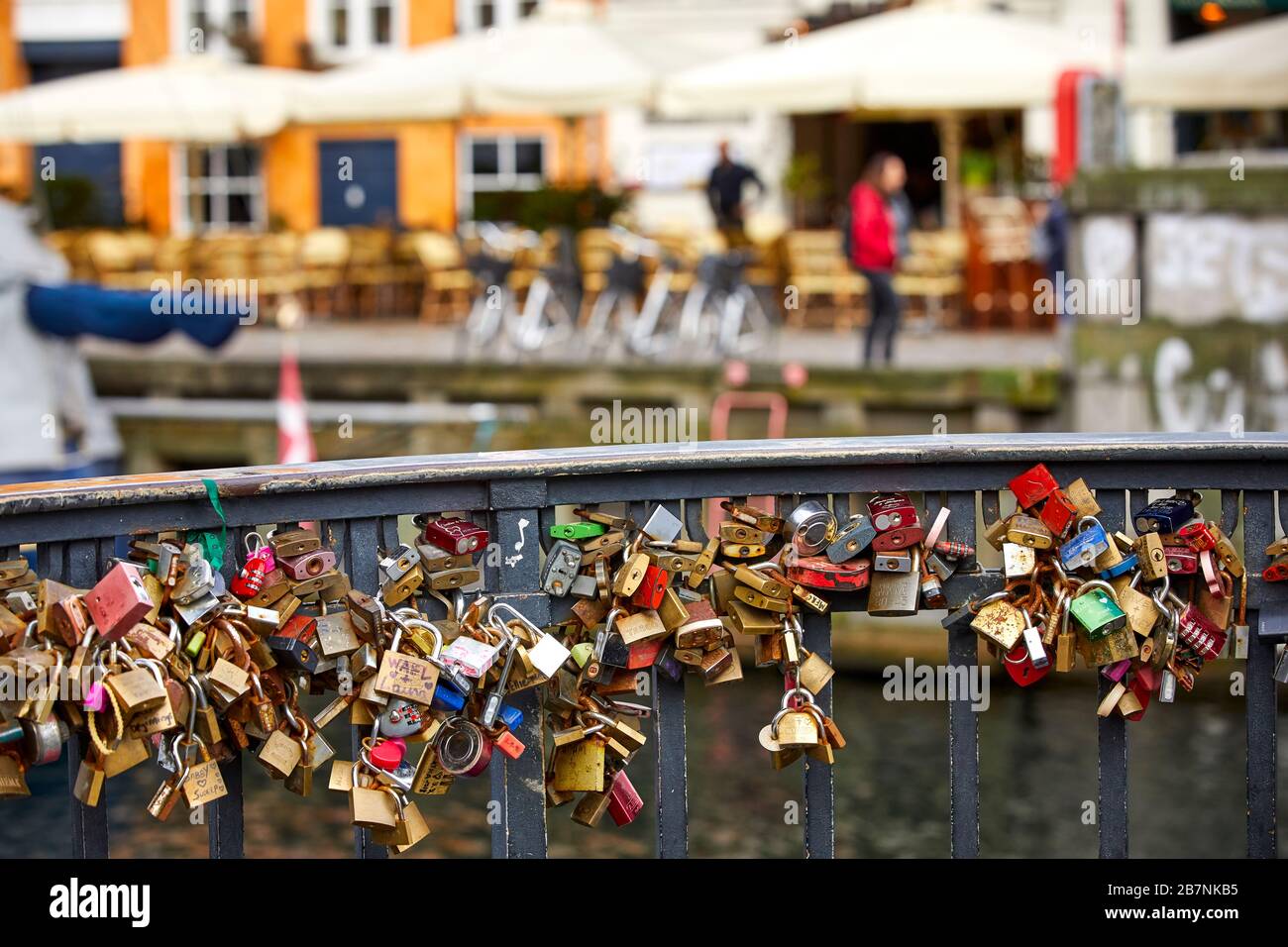 Kopenhagen, Dänemarks Hauptstadt, Nyhavn historische Hafenanlagen, Kanal- und Unterhaltungs-Touristenattraktionen, Vorhängeschlösser zum Zaun Stockfoto