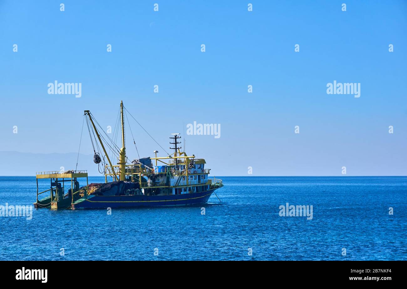 Fischerboot mit Schleppnetz in der Nähe des Plans erschossen Stockfoto