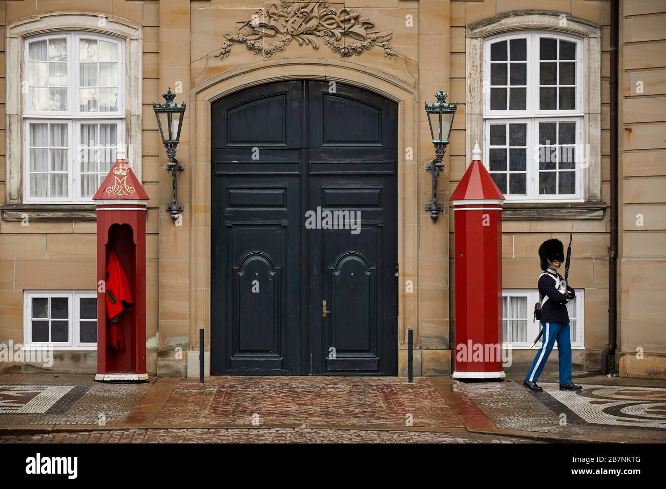 Kopenhagen, Dänemarks Hauptstadt, der Rokokokomplex der Paläste aus dem 18. Jahrhundert von Amalienborg mit Museum und Märschen/Ausstellungen von königlichen Wachen Stockfoto