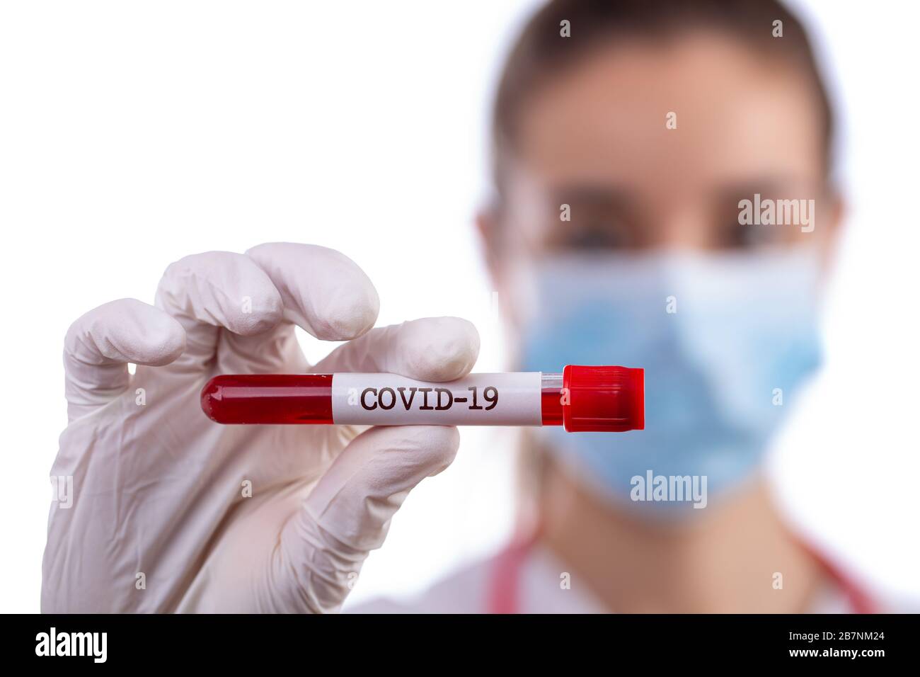 Arzt mit einem Blutproben-Reagenzglas von Covid-19, Coronavirus Konzept Stockfoto