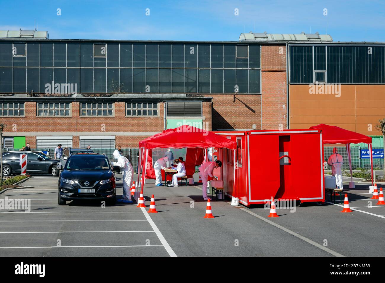 17.03.2020, Kempen, Nordrhein-Westfalen, Deutschland - Einfahren für Coronavirus-Test, an der mobilen Teststation nimmt ein Arzt einen Tupfer durch das Auto Stockfoto