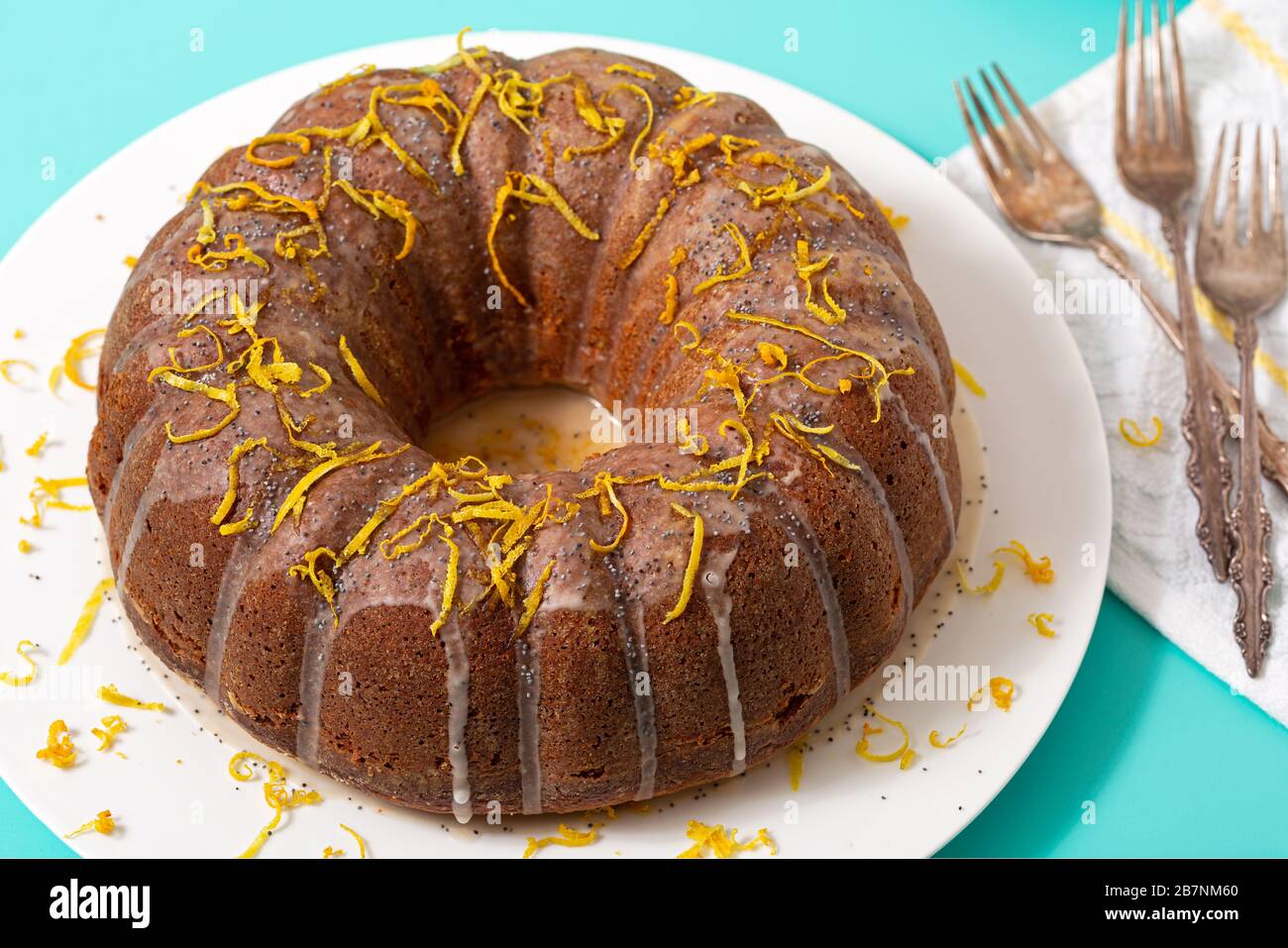 Hausgemachte Lemon Poppy Seed Cake mit Lemon Zest Stockfoto