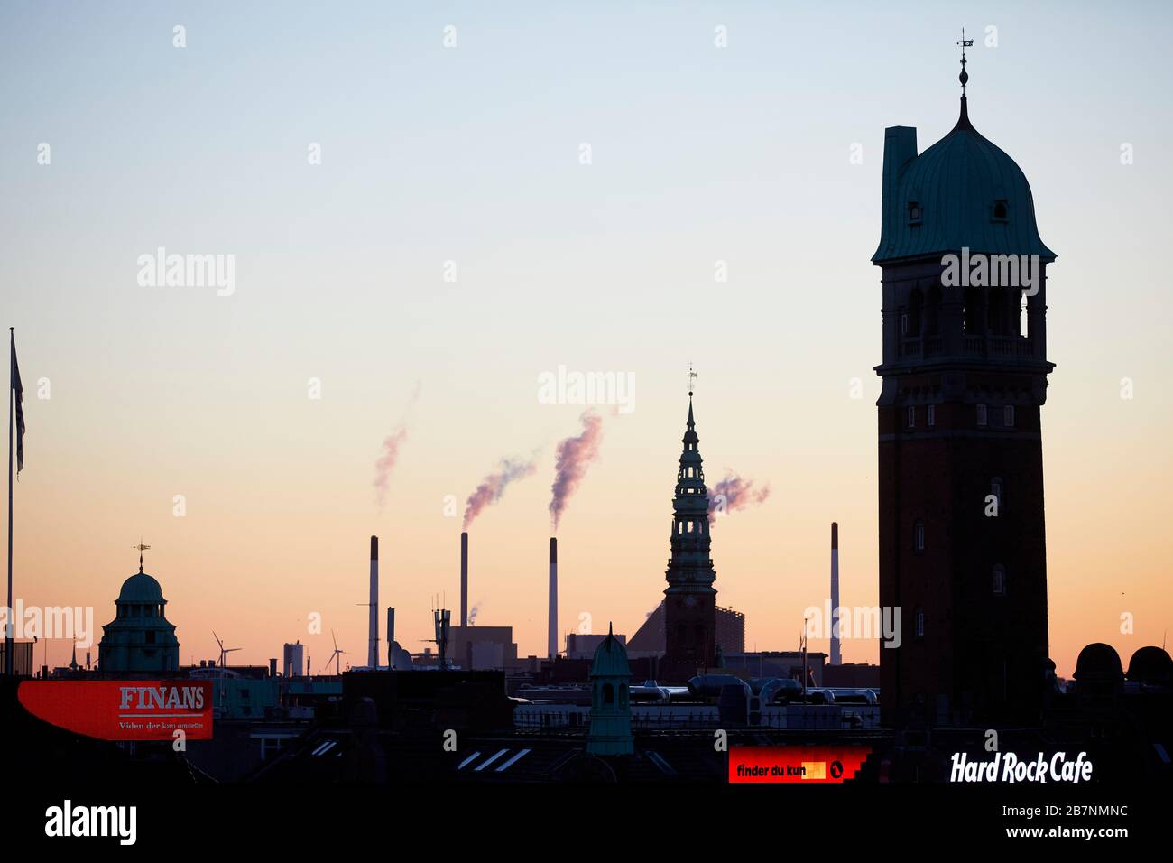 Kopenhagen, Dänemarks Hauptstadt, (rechts) die Holgaard Arkitekter Apartments Uhrturm und Hard Rock Cafe umrahmen die Skyline bei Sonnenaufgang Stockfoto