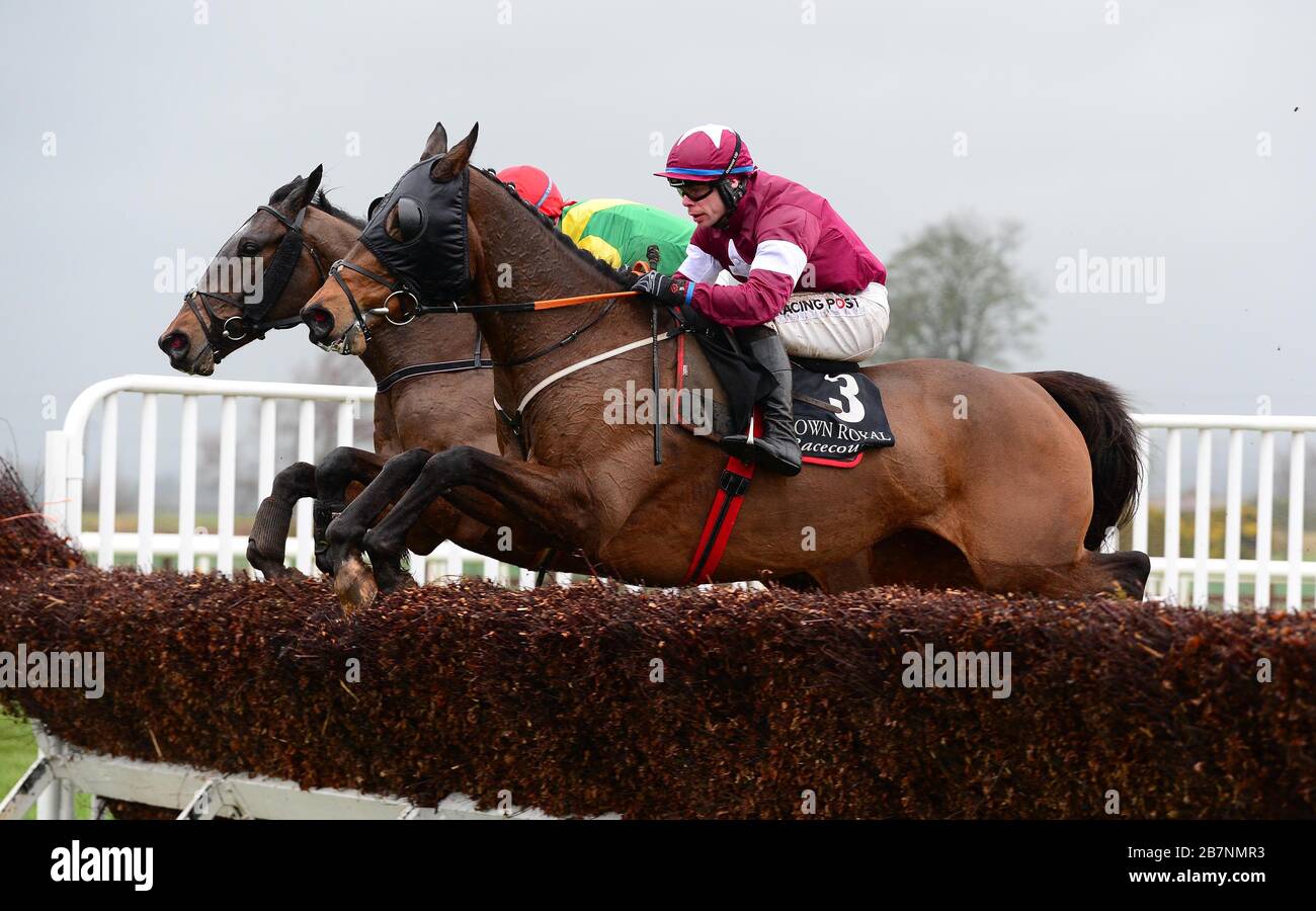 Monbeg Notorious und Denis O'Regan räumen einen Zaun auf dem Weg zum Gewinn des Racing TV Chase während des heutigen Treffen auf der Royal Racecourse, Lisburn, die wegen des Coronavirus hinter verschlossenen Türen gehalten wird. Stockfoto
