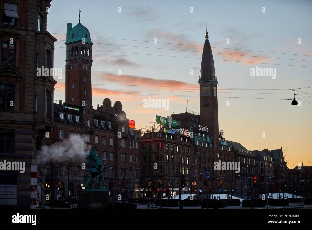 Kopenhagen, Dänemarks Hauptstadt, Holgaard Arkitekter Apartments und Hard Rock Cafe, Scandic Palace Hotel Clock Tower Silhouette bei Sonnenaufgang Stockfoto