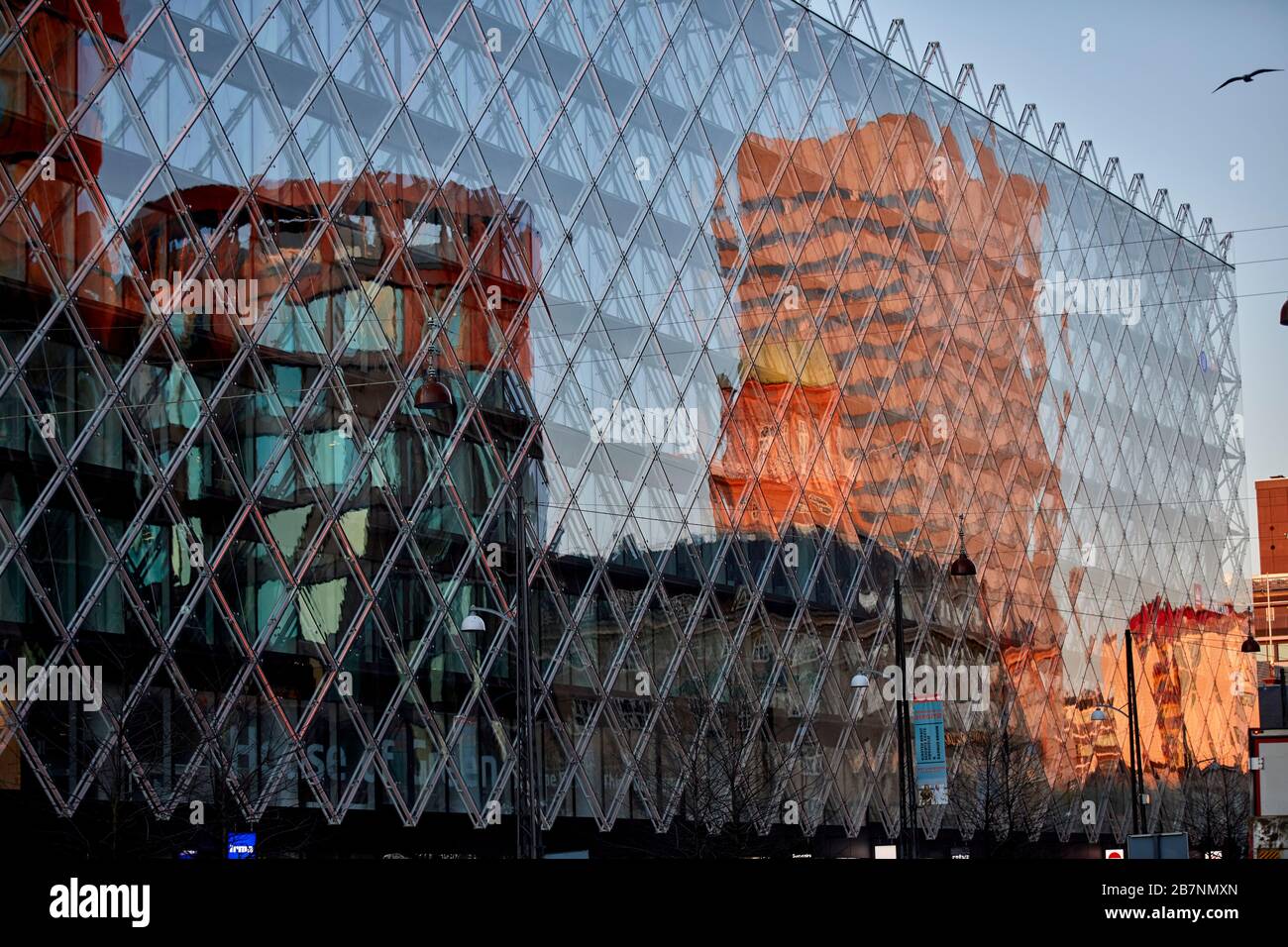 Kopenhagen, Dänemarks Hauptstadt, der Rathausplatz modernes Einkaufszentrum spiegelt das moderne Gebäude wider Stockfoto