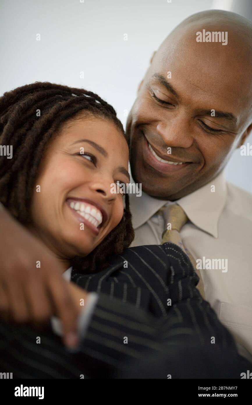 Happy corporate Paar zusammen lachen während halten sich an den Händen. Stockfoto