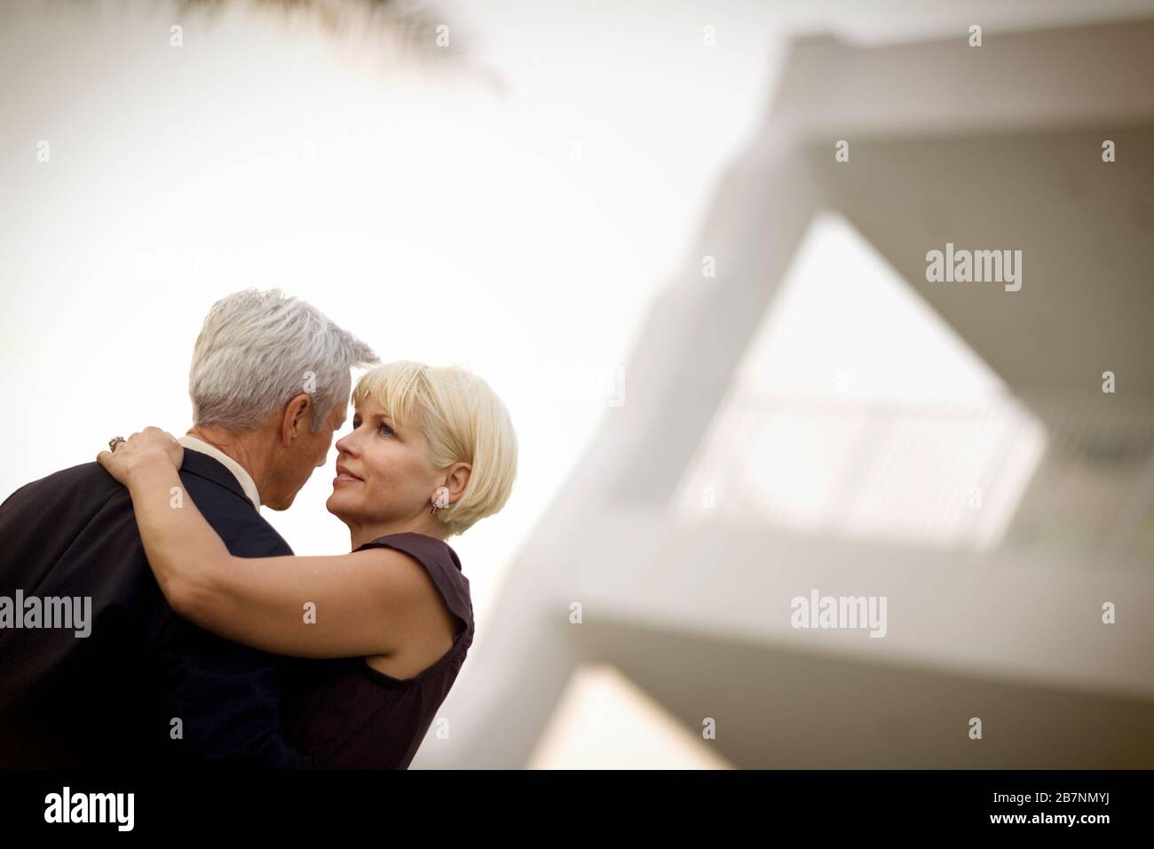 Mann und Frau tanzen zusammen in Ihrem Vorgarten. Stockfoto
