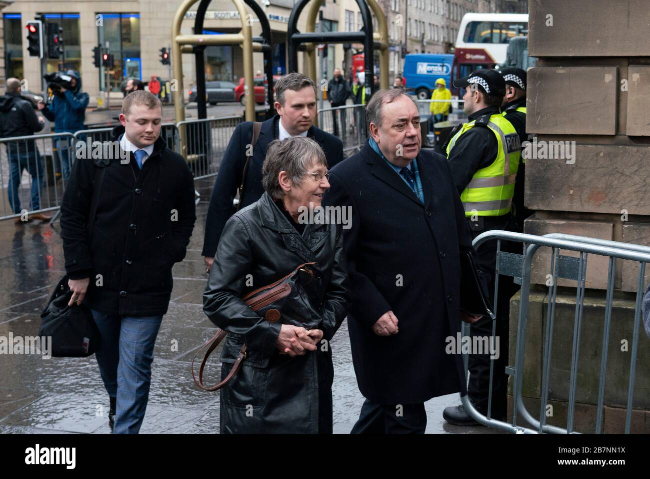 Edinburgh, Schottland, Großbritannien. März 2020. Alex Salmond verlässt nach dem siebten Tag seines Prozesses den High Court in Edinburgh. Iain Masterton/Alamy Live News Stockfoto